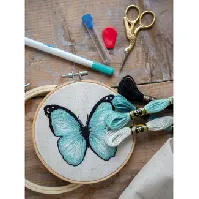 Bilde av Broderipakke Bilde Blå sommerfugl Strikking, pynt, garn og strikkeoppskrifter