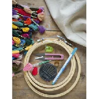 Bilde av Nybegynnerpakke Strikking, pynt, garn og strikkeoppskrifter