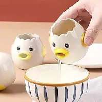 Bilde av brukervennlig keramisk eggeskiller for perfekt separerte eggeplommer og hvite - perfekt for baking og kjøkkenbruk