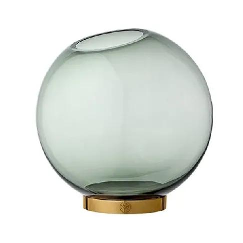 Bilde av best pris AYTM - GLOBE vase with stand,Ø21cm - Forest/Gold - Hjemme og kjøkken
